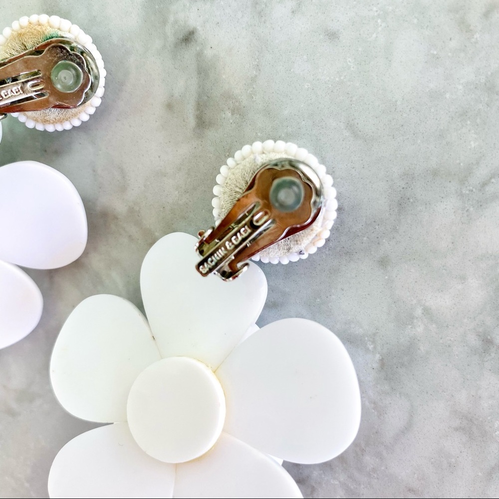 Sachin & Babi White Plastic Flower Earrings EUC - Picture 6 of 11